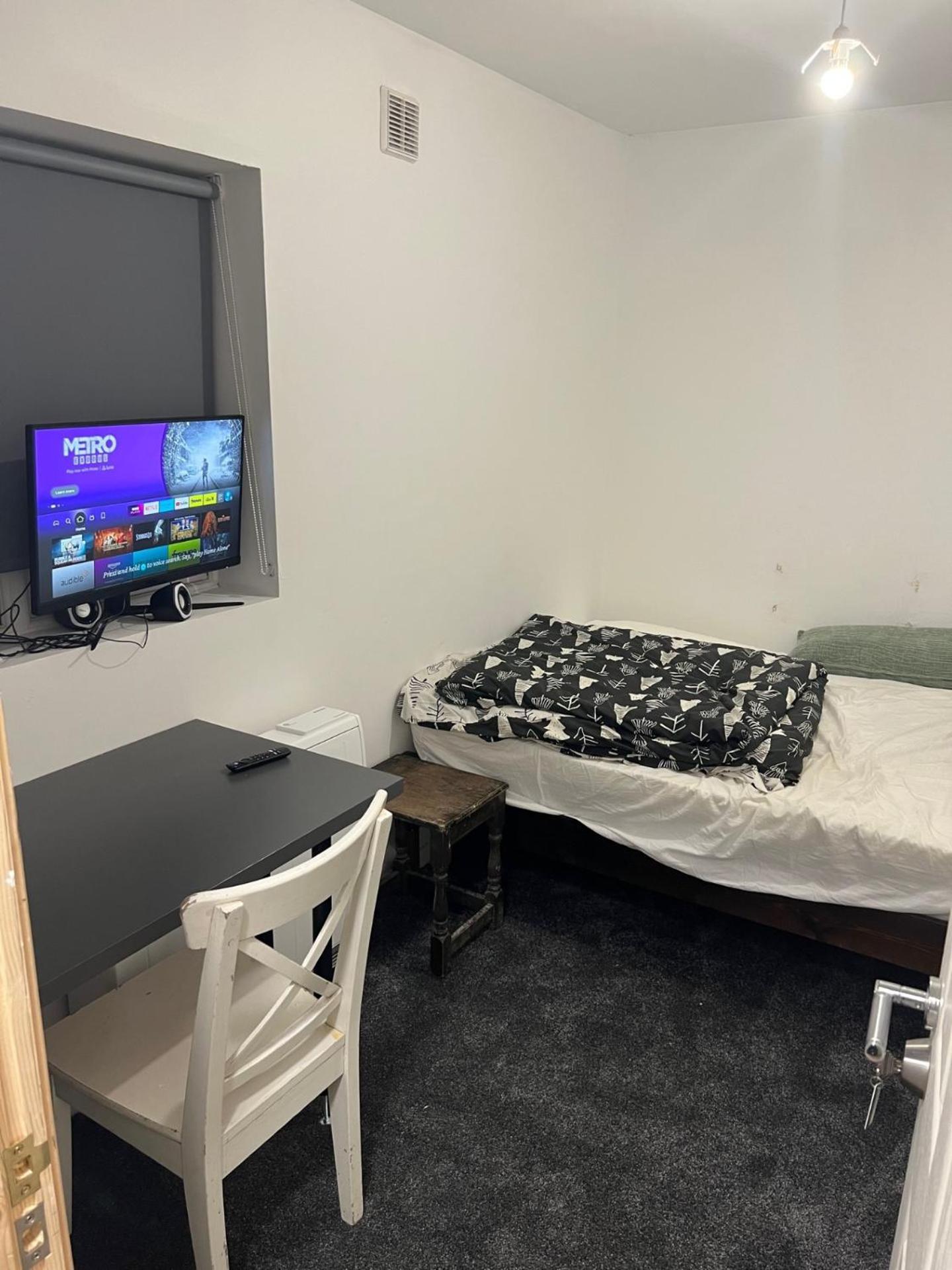 New Flat, Own Bathroom, Sitting & Large Bedroom - Walsall